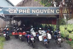 Lực lượng chức năng tiến hành kiểm tra quán cà phê L.T tại thời điểm vi phạm. (Nguồn: baobinhphuoc)