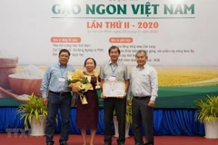 Trao giải Nhất hạng mục gạo thơm cho sản phẩm gạo ST25. (Ảnh: Xuân Anh/TTXVN)