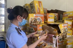 Lực lượng quản lý thị trường tỉnh Gia Lai kiểm tra lô hàng bánh trung thu không rõ nguồn gốc, xuất xứ. (Ảnh: TTXVN phát)