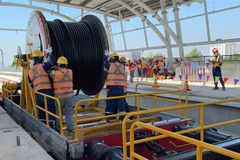Thi công hạng mục cấp điện cho toàn tuyến metro số 1. (Ảnh: Tiến Lực/TTXVN)