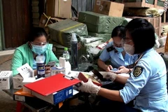 Quản lý thị trường hát hiện kho hàng lậu toàn thiết bị y tế trong điều trị COVID-19. (Ảnh: TTXVN phát)