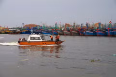 Bộ chỉ huy Bộ đội Biên phòng tỉnh Bình Định kêu gọi ngư dân neo đậu tàu thuyền để tránh bão số 6. (Ảnh: Nguyên Linh/TTXVN)