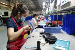 Công nhân hoàn thiện linh kiện giảm chấn băng cao su kỹ thuật cao tại nhà máy của Công ty TNHH Tương Lai tại Đồng Nai. (Ảnh: Minh Hưng/TTXVN)