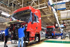 Công nhân làm việc tại dây chuyền sản xuất xe tải hạng nặng của Tập đoàn sản xuất ôtô Thiểm Tây, Trung Quốc. (Ảnh: THX/TTXVN)