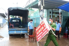 Lực lượng chức năng tháo gỡ dụng cụ phong tỏa. (Ảnh: Tuấn Anh/TTXVN)