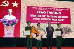 Chủ tịch UBND tỉnh Quảng Bình Trần Thắng trao thưởng cho tập thể, cá nhân trong đấu tranh chuyên án QB 221 về tội phạm ma túy. (Ảnh: Đức Thọ/TTXVN)