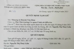 Quyết định tạm giữ hình sự đối tượng Nguyễn Thị Thủy Liên cầm đầu đường dây đánh bạc. (Ảnh: TTXVN phát) 
