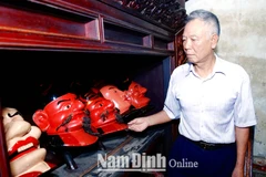 Nghệ nhân Nguyễn Tiến Dũng có gần 40 năm kinh nghiệm biểu diễn nghệ thuật múa rối đầu gỗ Chầu Thánh Chùa Đại Bi, thị trấn Nam Giang, huyện Nam Trực. (Nguồn: baonamdinh.com.vn)