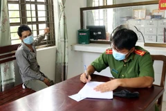 Đối tượng Nguyễn Hoàng Quốc Vương tại Cơ quan cảnh sát điều tra Công an thành phố Phan Rang-Tháp Chàm. (Ảnh: Công Thử/TTXVN)