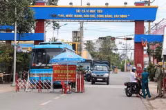 Chốt kiểm soát người và phương tiện để bảo vệ vùng xanh tại thị trấn Vĩnh Bình, huyện Gò Công Tây. (Ảnh: Hữu Chí/TTXVN)