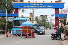 Chốt kiểm soát người và phương tiện để bảo vệ vùng xanh tại thị trấn Vĩnh Bình, huyện Gò Công Tây. (Ảnh: Hữu Chí/TTXVN)