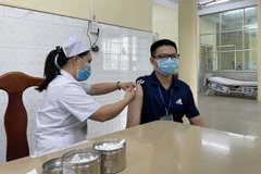 Tiêm vaccine phòng COVID-19 tại Đồng Nai. (Ảnh: Lê Xuân/TTXVN)