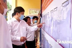 Ủy viên dự khuyết Trung ương Đảng, Phó Bí thư Thường trực Thành ủy, Chủ tịch HĐND thành phố, Chủ tịch Ủy ban bầu cử thành phố Lương Nguyễn Minh Triết kiểm tra thực tế tại khu vực bỏ phiếu số 2, xã Hòa Tiến. (Nguồn: baodanang)