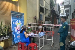 Khu phố nơi sinh sống của trường hợp dương tính lần 1 với virus SARS-CoV-2 được khoanh vùng phong tỏa. (Ảnh: TTXVN phát)