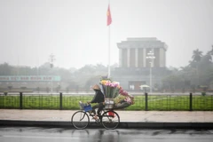 Sương mù dày đặc tại khu vực quảng trường Ba Đình, Hà Nội. (Ảnh: Thành Đạt/TTXVN)