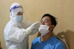 Công dân được test nhanh COVID-19 trước khi vào địa bàn Lai Châu. (Ảnh: Nguyễn Oanh/TTXVN)