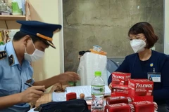 Đội Quản lý thị trường số 5 phối hợp với Sở Y tế Lâm Đồng tổ chức kiểm tra đột xuất, phát hiện 1 cửa hàng tại thành phố Đà Lạt có 20 bộ kit test nhanh COVID-19 và 795 viên thuốc giảm đau, hạ sốt không có hóa đơn, chứng từ chứng minh nguồn gốc xuất xứ. (Ng