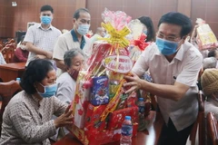 Trưởng Ban Tuyên giáo Trung ương Võ Văn Thưởng trao quà Tết cho gia đình chính sách tại huyện Long Thành, tỉnh Đồng Nai. (Ảnh: Công Phong/TTXVN)