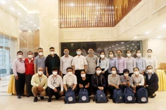 Bà Phan Kiều Thanh Hương, Phó Chủ tịch Ủy ban MTTQ Việt Nam Thành phố (hàng đứng, thứ 6 từ phải sang) và Linh mục Giusse Đào Nguyễn Vũ, Chánh Văn phòng Hội đồng Giám mục Việt Nam (hàng ngồi từ trái sang phải) cùng các tình nguyện viên tôn giáo trước khi l