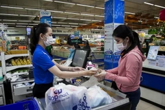Thanh toán bán lẻ tại siêu thị Co.op Mart. (Ảnh: Hồng Đạt/TTXVN)