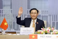 Chủ tịch Quốc hội Vương Đình Huệ chào Chủ tịch Quốc hội Vương quốc Thái Lan Chuan Leekpai. (Ảnh: Doãn Tấn/TTXVN)