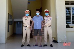 Đối tượng Võ Văn Đông được bàn giao cho Công an thị xã Kỳ Anh để tiếp tục điều tra, xử lý. (Nguồn: bao hatinh)