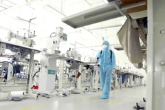 Phun khử khuẩn phòng chống COVID-19 tại phân xưởng. (Ảnh: Hoàng Hùng/TTXVN)