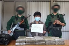 Đối tượng Bun Vàng bị bắt cùng 20 bánh cần sa khô. (Ảnh: TTXVN phát)