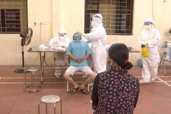 Lấy mẫu xét nghiệm SARS-CoV-2 cho người dân xã Mão Điền, huyện Thuận Thành. (Ảnh: Thanh Thương/TTXVN)