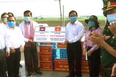 UBMTTQVN tỉnh An Giang trao vật tư y tế phòng, chống dịch COVID-19 cho Mặt trận đoàn kết phát triển Tổ quốc Campuchia tỉnh Takeo. (Nguồn: baoangiang.com.vn)