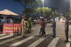 Lực lượng chức năng kiểm soát chặt người ra vào phường Nại Hiên Đông, quận Sơn Trà, thành phố Đà Nẵng. (Ảnh: Văn Dũng)