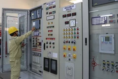 Công nhân Công ty Truyền tải điện vận hành tại trạm biến áp 220kV. (Ảnh: Ngọc Hà/TTXVN)