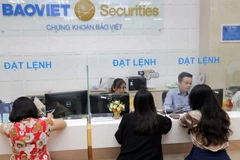 Khách hàng giao dịch tại Hội sở BVSC. (Ảnh: Trần Việt/TTXVN)