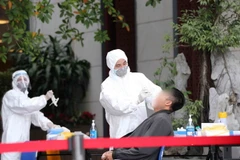 Nhân viên y tế lấy mẫu xét nghiệm. (Ảnh: TTXVN)