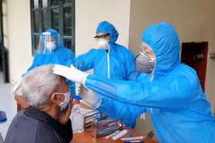 Lấy mẫu xét nghiệm của người dân. (Ảnh: Đinh Tuấn/TTXVN)