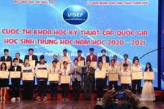 Vụ trưởng Vụ Giáo dục Trung học thuộc Bộ Giáo dục và Đào tạo Nguyễn Xuân Thành và Phó Chủ tịch UBND tỉnh Thừa Thiên-Huế Nguyễn Thanh Bình trao bằng khen cho 12 dự án giành giải Nhất Cuộc thi Khoa học kỹ thuật cấp quốc gia năm học 2020-2021. (Nguồn: vietn