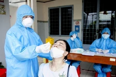 Lấy mẫu xét nghiệm COVID-19 tại Trung tâm Y tế thành phố Rạch Giá, tỉnh Kiên Giang. (Ảnh: Hồng Đạt/TTXVN)