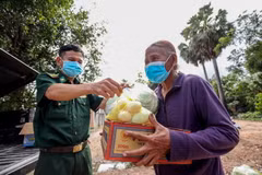 Đồn Biên phòng cửa khẩu Phước Tân trao thực phẩm thiết yếu cho người dân vùng biên có hoàn cảnh khó khăn. (Ảnh: Thanh Tân/TTXVN)
