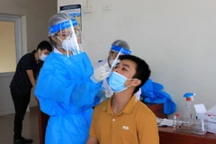 Lấy mẫu xét nghiệm SARS-CoV-2 tại Bệnh viện Đa khoa tỉnh Bắc Ninh. (Ảnh: Thanh Thương/TTXVN)