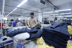 Sản xuất sản phẩm may mặc. (Ảnh: Phạm Kiên/TTXVN)