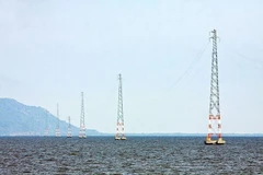 Đường dây điện vượt biển trên không, đưa điện lưới Quốc gia ra đảo Hòn Tre, huyện Kiên Hải, tỉnh Kiên Giang. (Ảnh: Duy Khương/TTXVN)