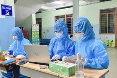 Sinh viên ngành sức khỏe Trường Đại học Nguyễn Tất Thành tham gia tình nguyện, thực hiện ghi dữ liệu mẫu xét nghiệm COVID-19. (Ảnh: TTXVN phát)