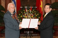 Ngày 7/1/2011, tại Phủ Chủ tịch, Chủ tịch nước Nguyễn Minh Triết trao quyết định Quốc tịch Việt Nam cho ông Kostas Sarantidis - Nguyễn Văn Lập. (Ảnh: Nguyễn Khang/TTXVN)