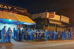 Lực lượng y tế thị xã Tân Uyên nhanh chóng truy vết và xét nghiệm những người liên quan đến các ca bệnh. (Ảnh: TTXVN phát)