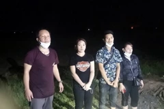 Bốn đối tượng bị lực lượng biên phòng cửa khẩu quốc tế Mộc Bài bắt giữ. (Ảnh: TTXVN phát)