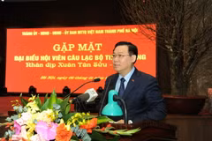 Bí thư Thành ủy Hà Nội Vương Đình Huệ phát biểu tại buổi gặp mặt. (Ảnh: TTXVN phát) Lãnh đạo Hà Nội ghi nhận và đánh giá rất cao những ý kiến đóng góp tâm huyết, trách nhiệm của các hội viên CLB Thăng Long với quá trình lãnh đạo của Đảng bộ và sự nghiệp 
