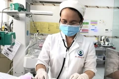 Bệnh nhi được điều trị tích cực tại Bệnh viện Nhi đồng thành phố Cần Thơ. (Ảnh: TTXVN phát)