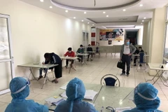 Người dân khai báo dịch tễ. (Ảnh minh họa: Huy Hùng/TTXVN)