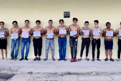 Các đối tượng bị tạm giữ tại Công an tỉnh Bạc Liêu. (Ảnh: TTXVN phát)