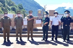 Các phần quà là vật tư y tế, thuốc với tổng trị giá hơn 600 triệu đồng được trao tặng cho lực lượng bảo vệ biên giới tỉnh Khammouane của Lào. (Ảnh: TTXVN phát)